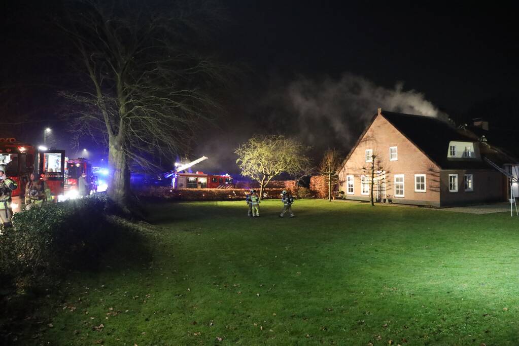 Brand in schoorsteen slaat over op rietenkap
