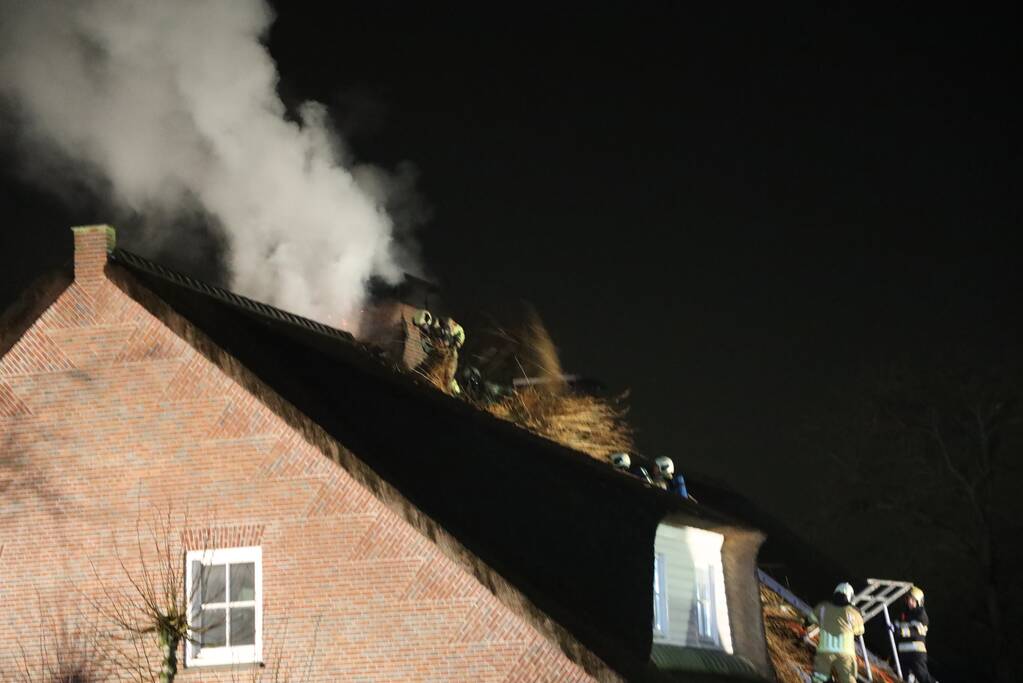 Brand in schoorsteen slaat over op rietenkap