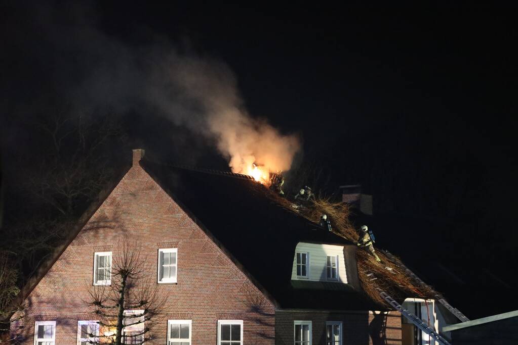 Brand in schoorsteen slaat over op rietenkap