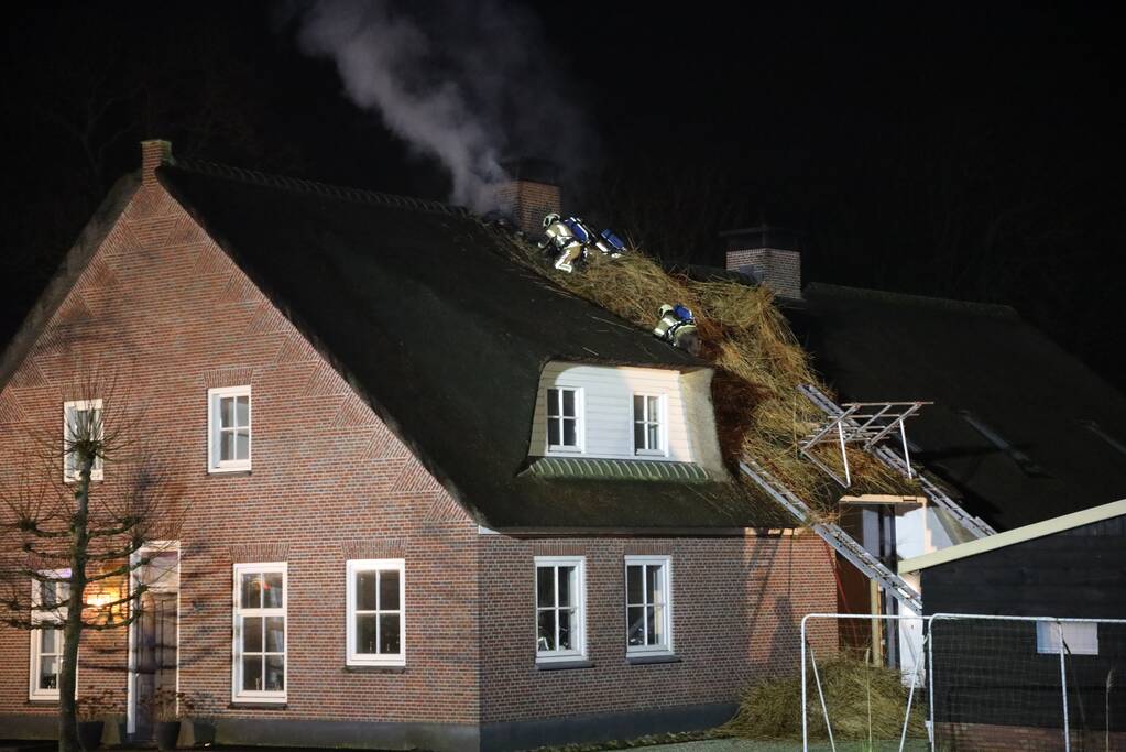 Brand in schoorsteen slaat over op rietenkap