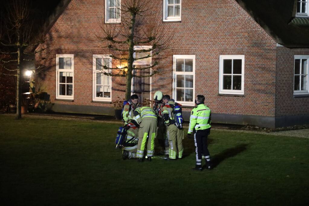 Brand in schoorsteen slaat over op rietenkap