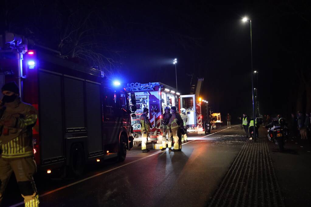 Brand in schoorsteen slaat over op rietenkap