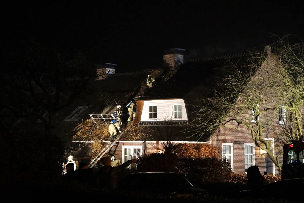 Brand in schoorsteen slaat over op rietenkap