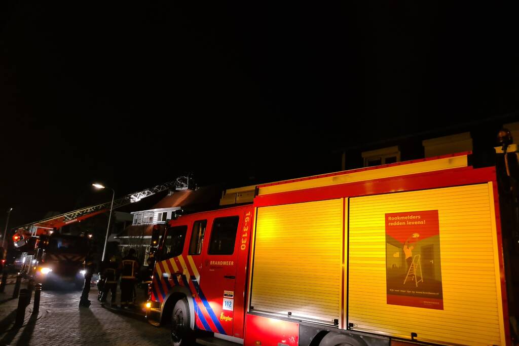 Brandweer blust hevige schoorsteenbrand