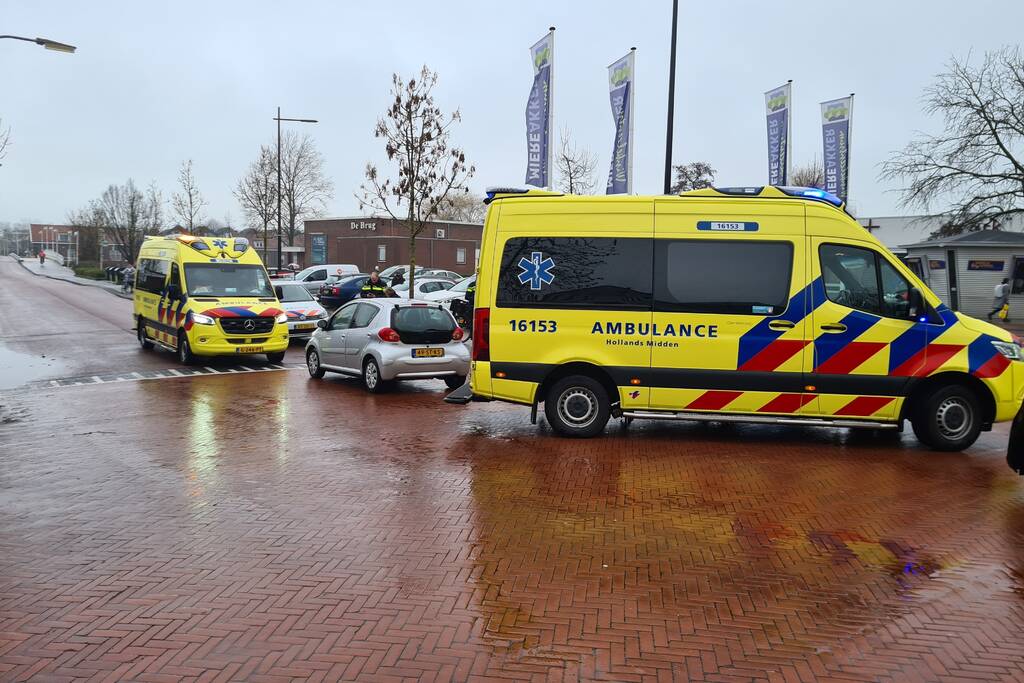 Overstekende fietsster gewond bij botsing met auto