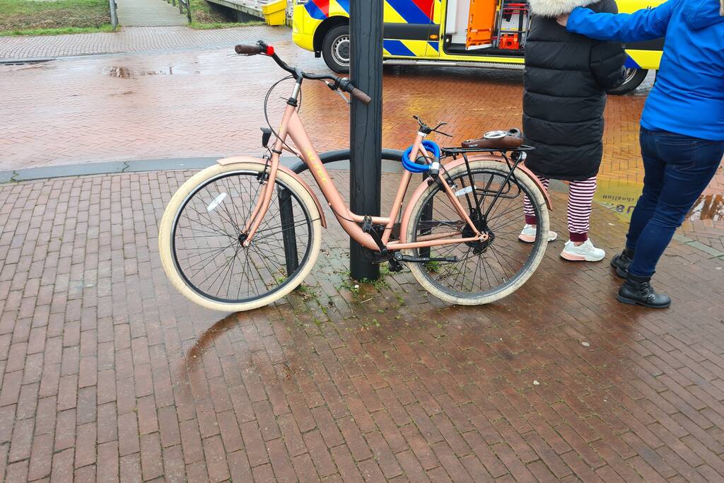 Overstekende fietsster gewond bij botsing met auto
