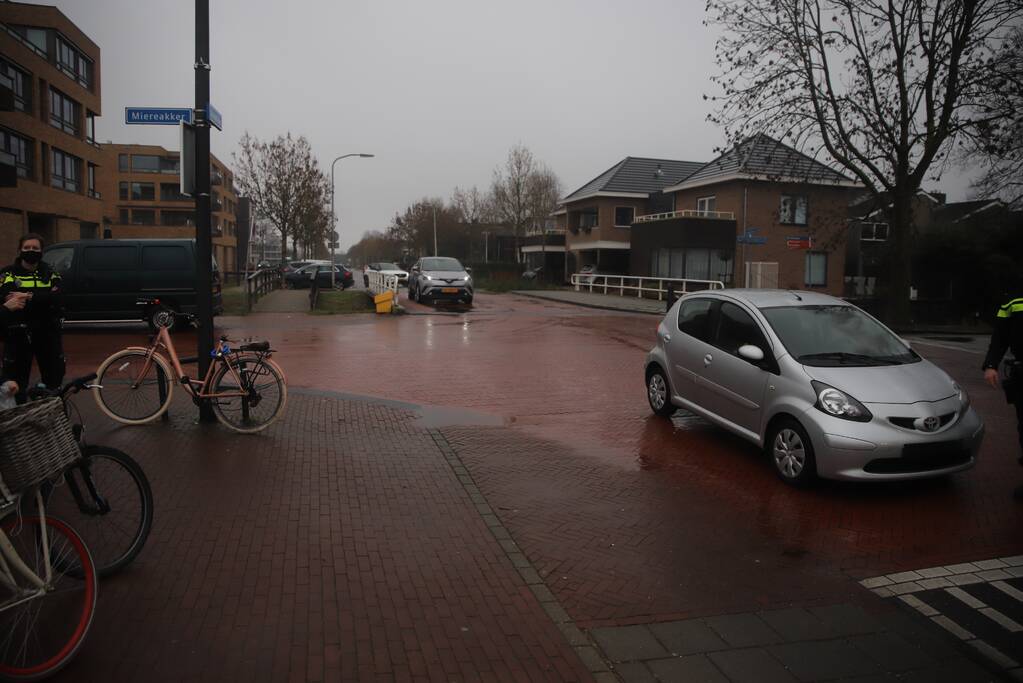 Overstekende fietsster gewond bij botsing met auto