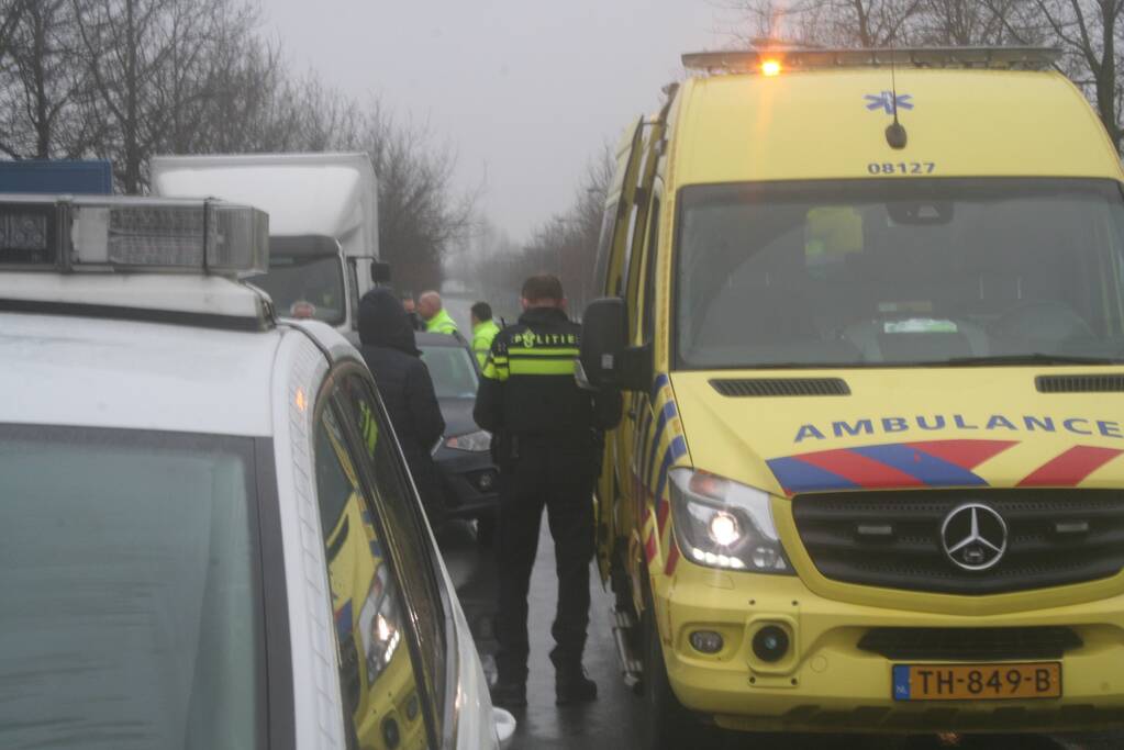 Vrachtwagen botst auto