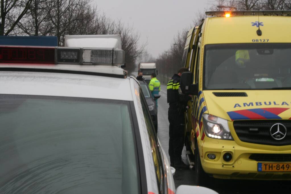 Vrachtwagen botst auto