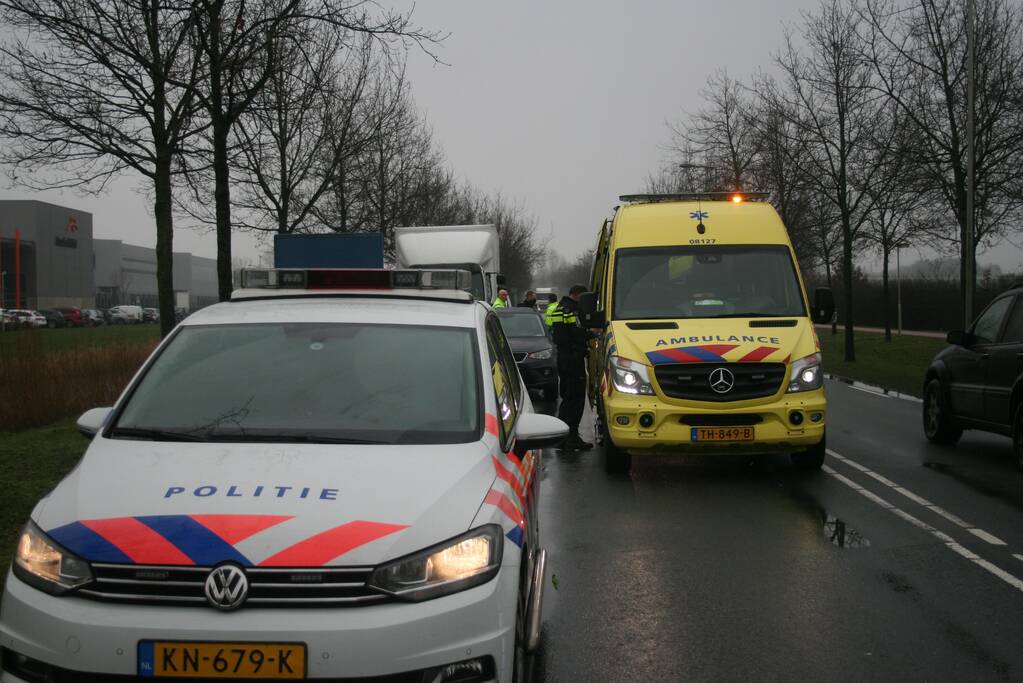 Vrachtwagen botst auto