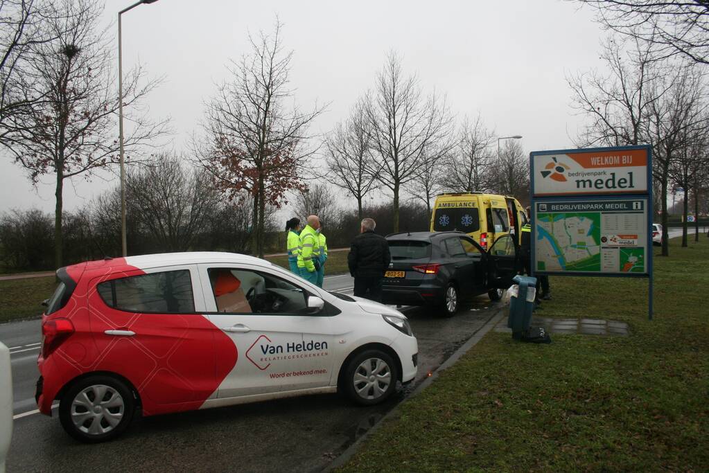 Vrachtwagen botst auto