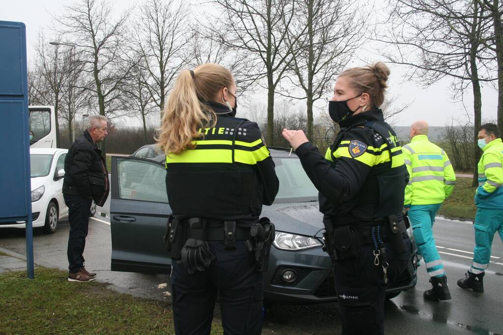 Vrachtwagen botst auto