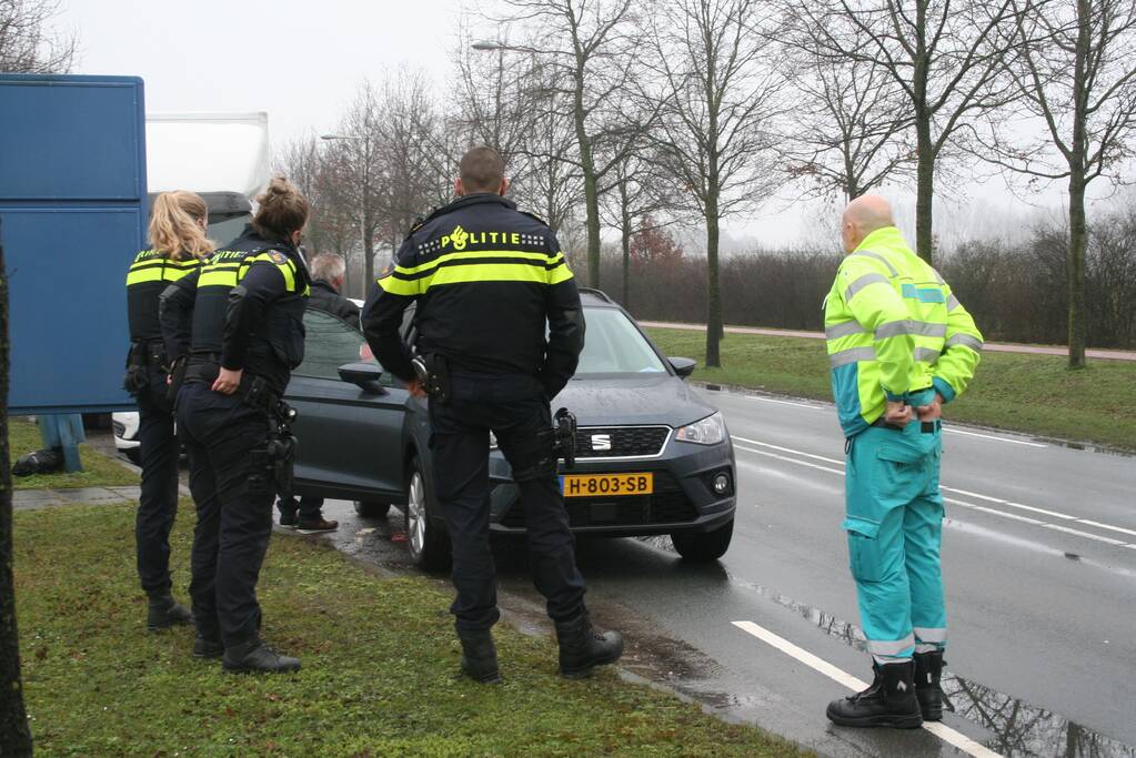 Vrachtwagen botst auto