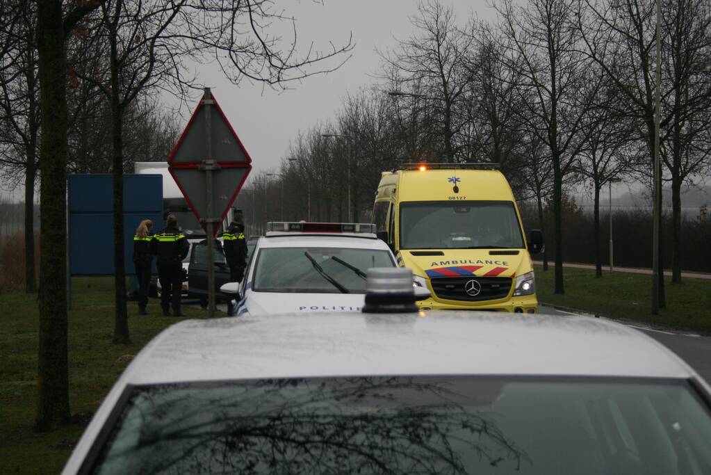 Vrachtwagen botst auto