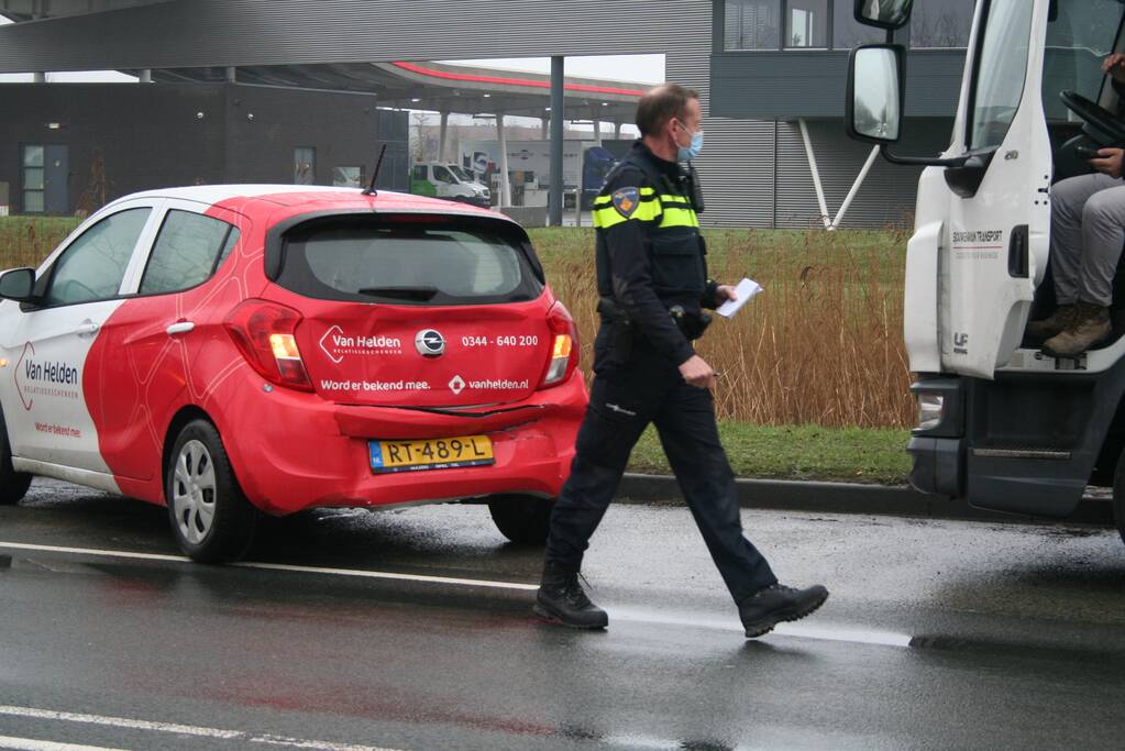 Vrachtwagen botst auto