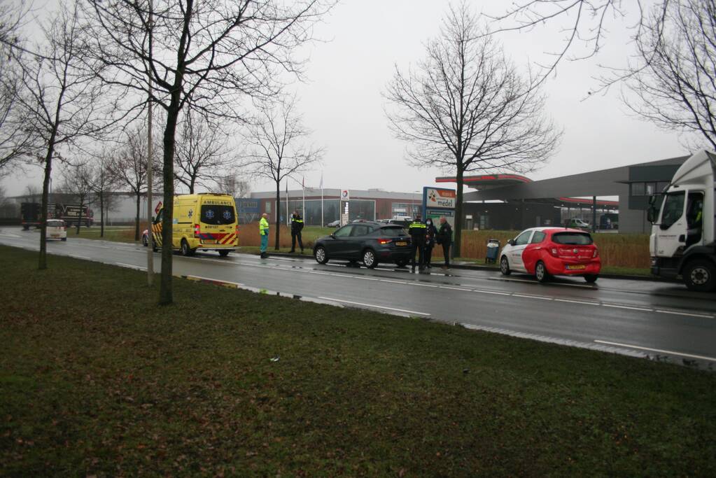 Vrachtwagen botst auto