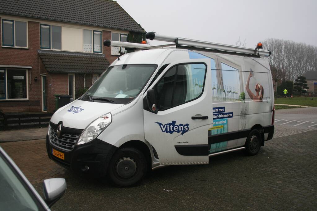 Gat in trottoir door gesprongen waterleiding