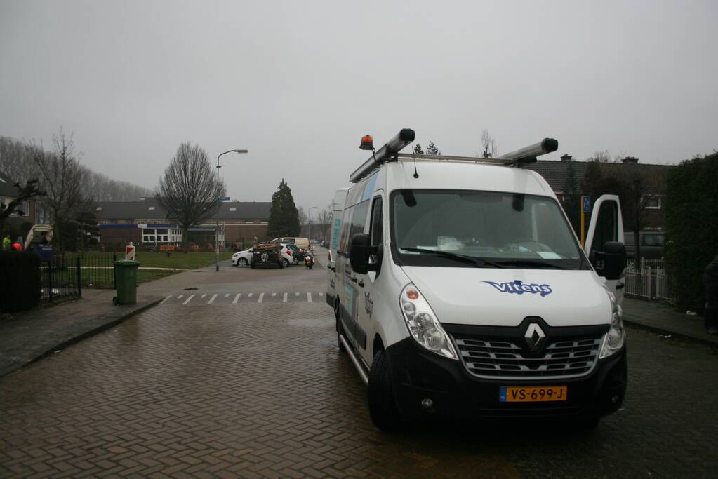 Gat in trottoir door gesprongen waterleiding