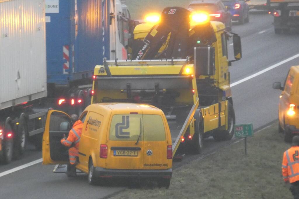 Bestelwagen belandt in berm van snelweg