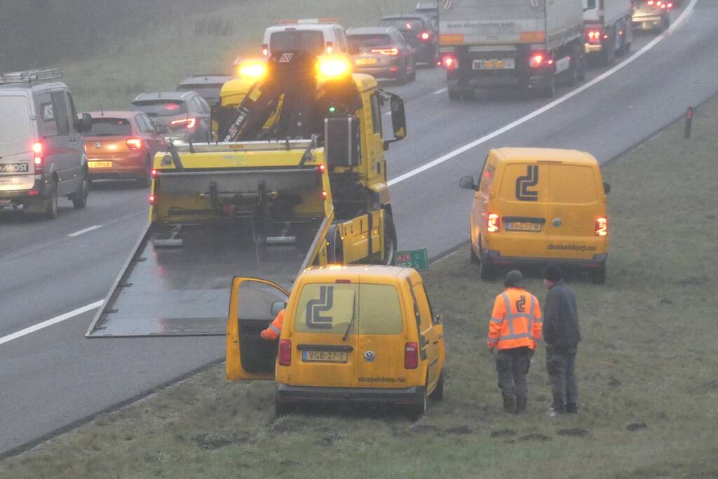 Bestelwagen belandt in berm van snelweg