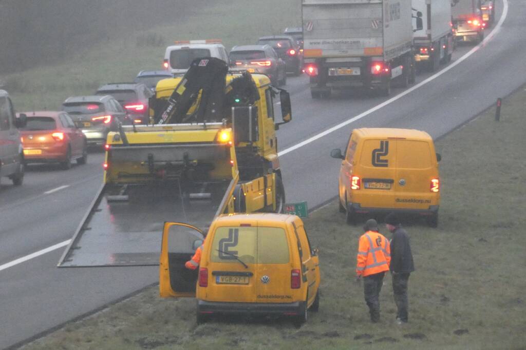 Bestelwagen belandt in berm van snelweg
