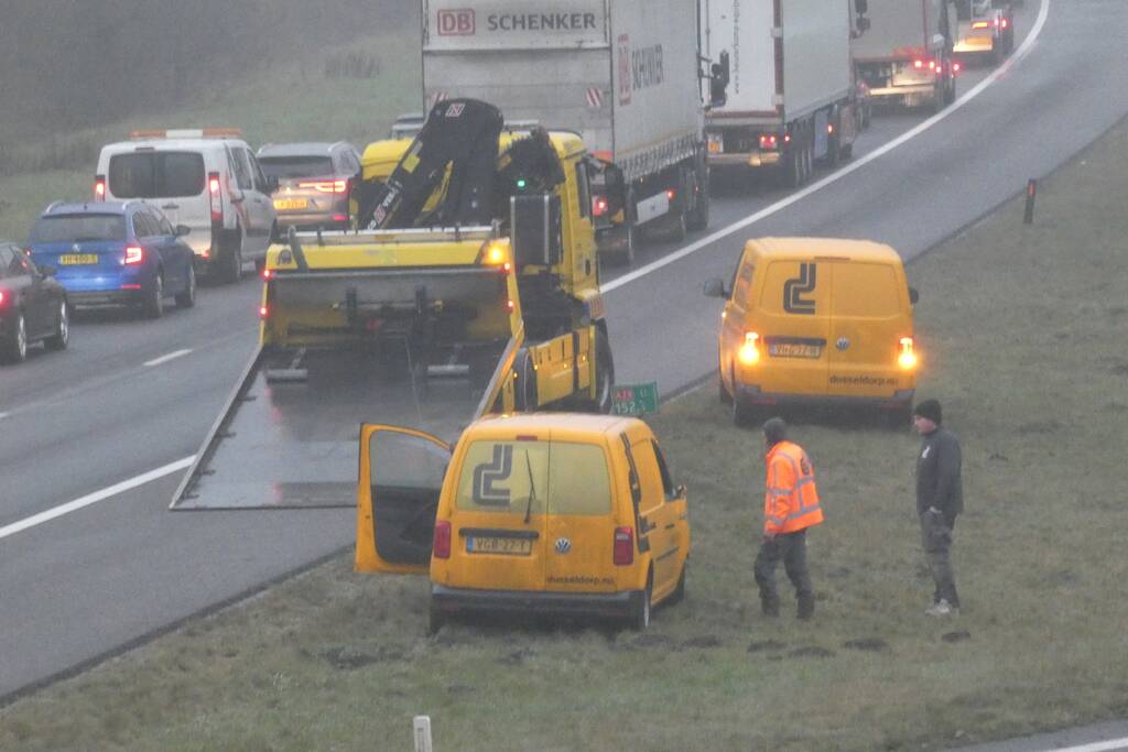 Bestelwagen belandt in berm van snelweg