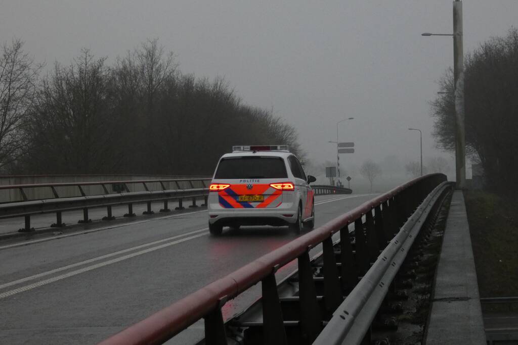 Bestelwagen belandt in berm van snelweg