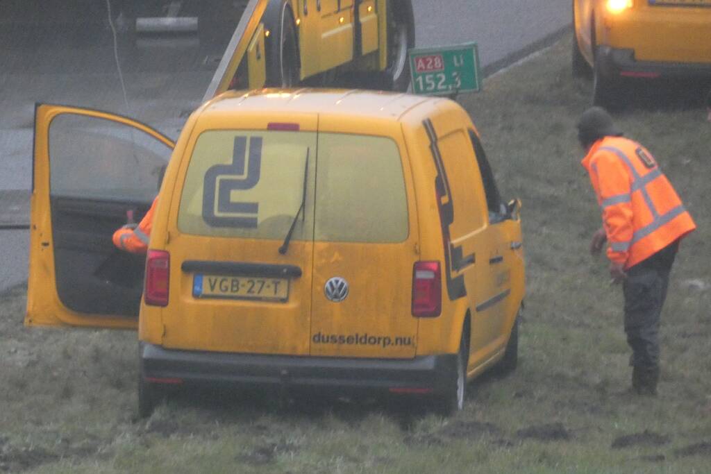 Bestelwagen belandt in berm van snelweg