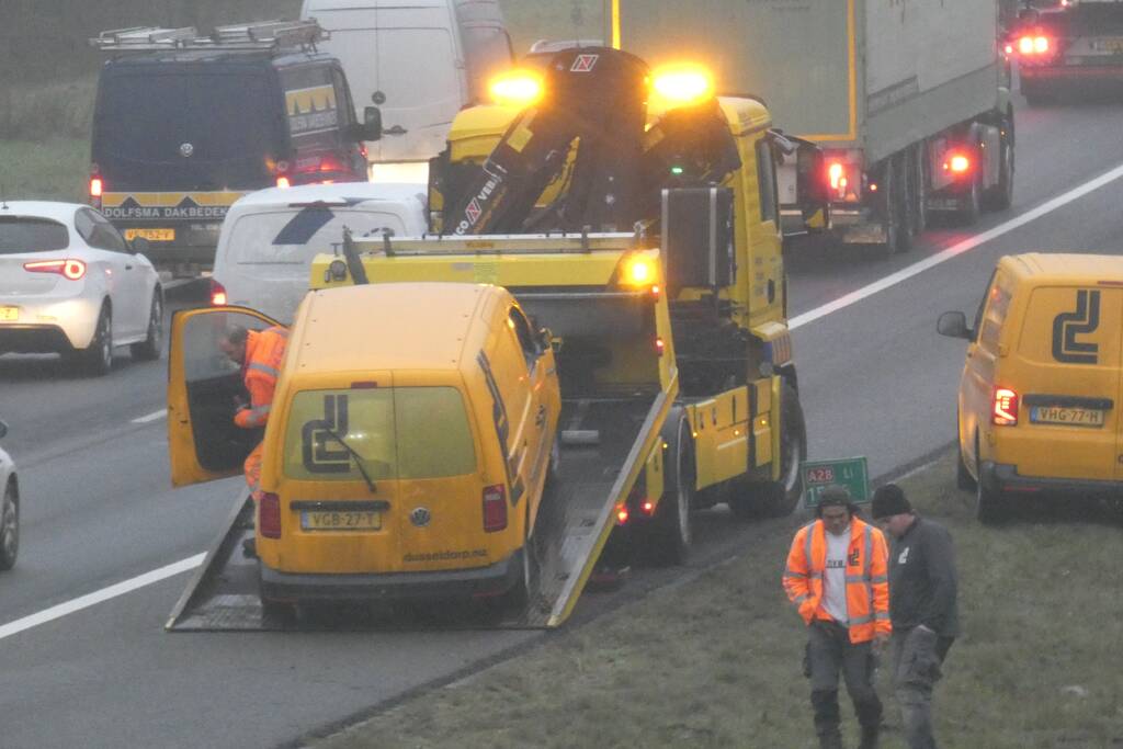Bestelwagen belandt in berm van snelweg