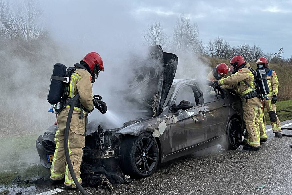 Auto gaat in vlammen op