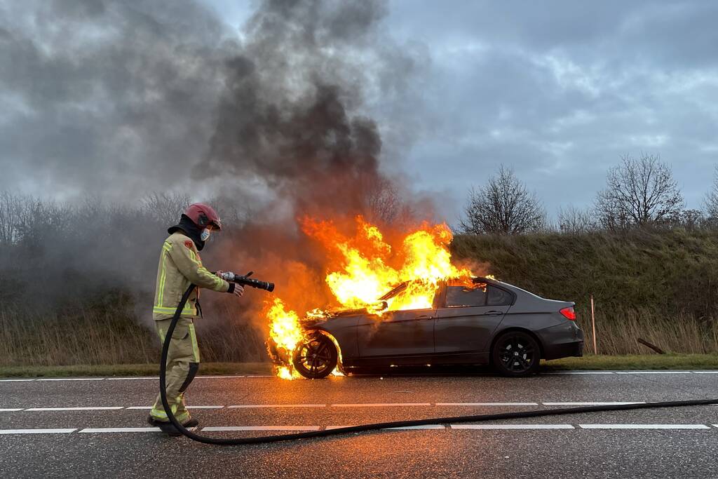 Auto gaat in vlammen op
