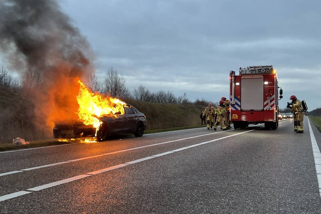 Auto gaat in vlammen op
