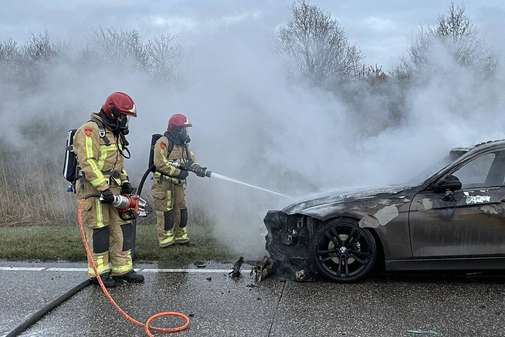 Auto gaat in vlammen op