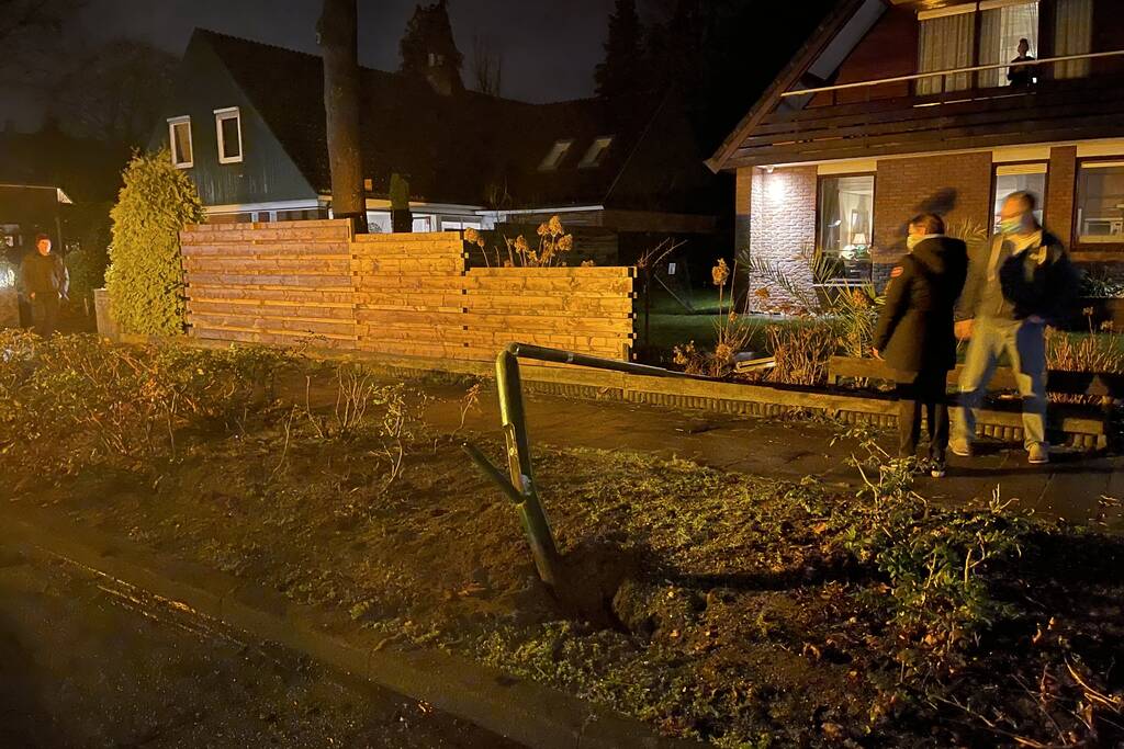 Auto rijdt lantaarnpaal uit de grond