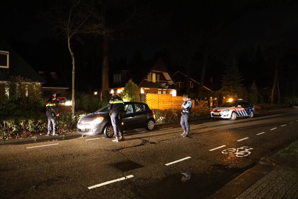 Auto rijdt lantaarnpaal uit de grond