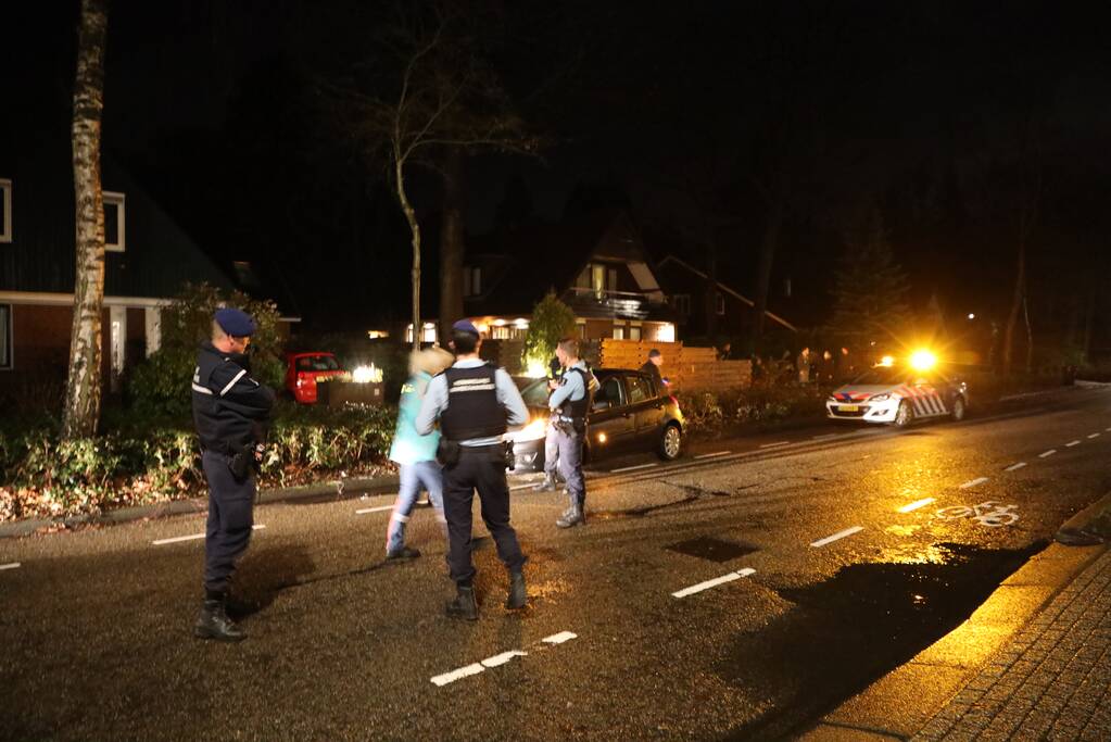 Auto rijdt lantaarnpaal uit de grond