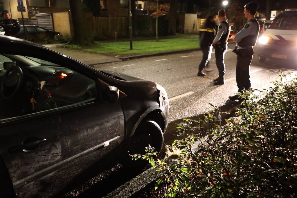 Auto rijdt lantaarnpaal uit de grond