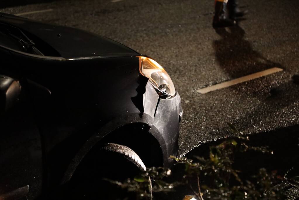 Auto rijdt lantaarnpaal uit de grond