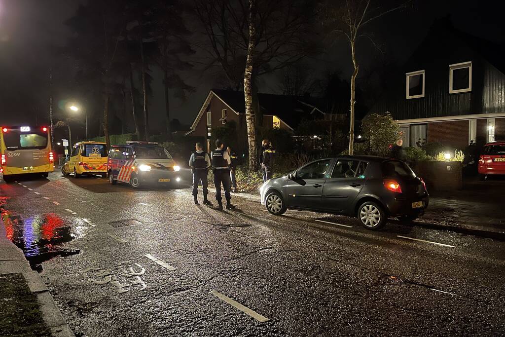 Auto rijdt lantaarnpaal uit de grond