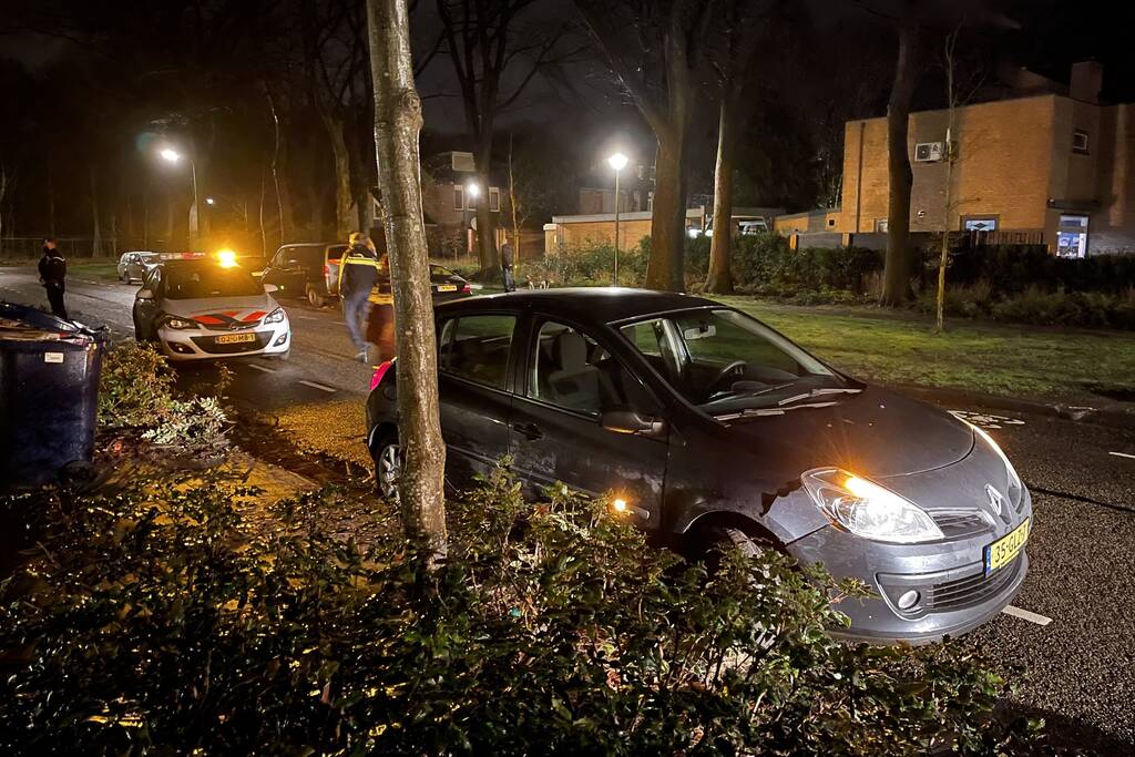 Auto rijdt lantaarnpaal uit de grond