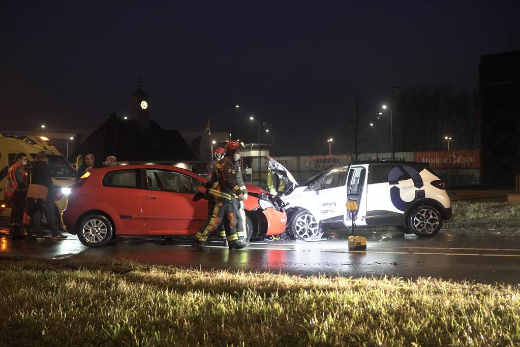 Veel schade bij frontale aanrijding