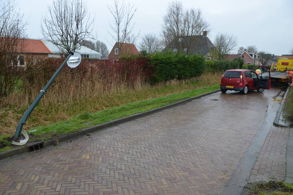 Auto botst op paal