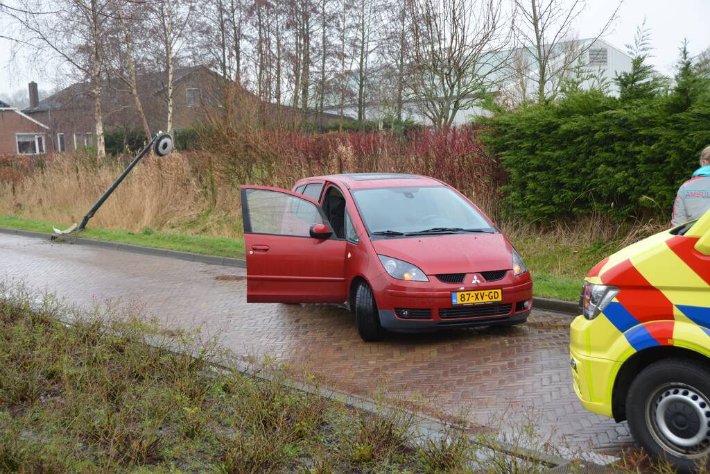 Auto botst op paal