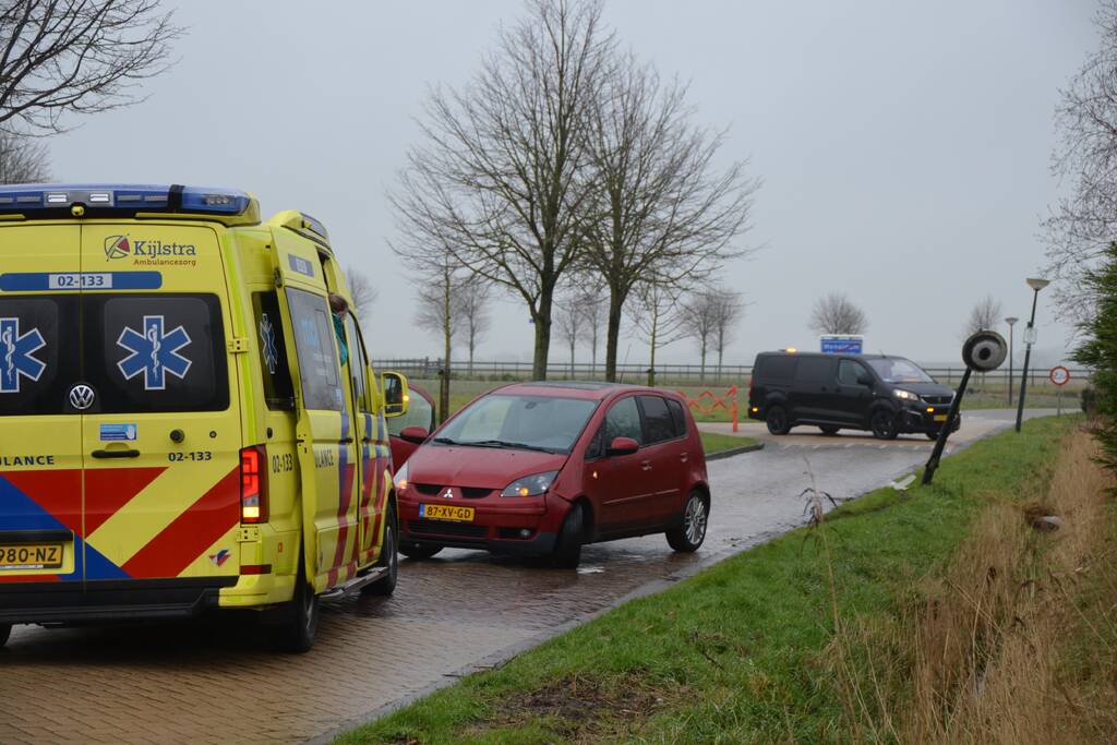 Auto botst op paal
