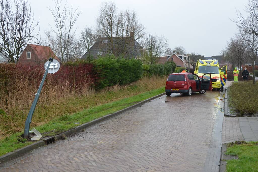 Auto botst op paal