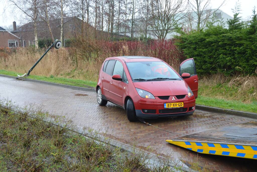 Auto botst op paal