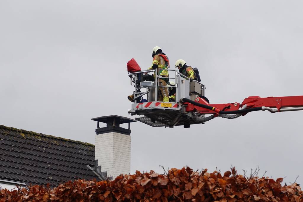Brand in schoorsteen van woning