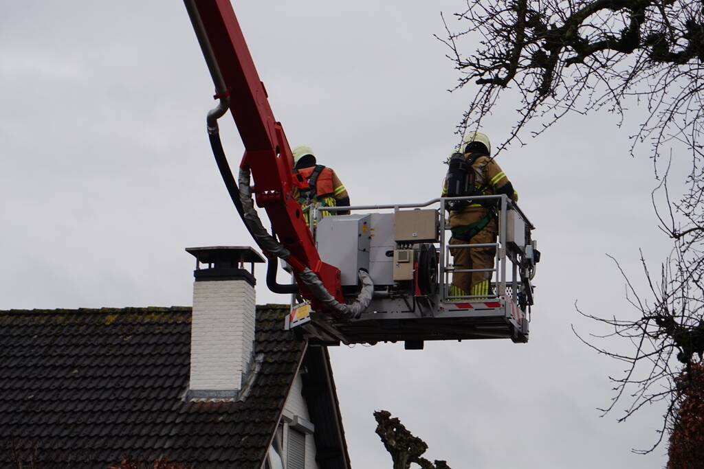 Brand in schoorsteen van woning