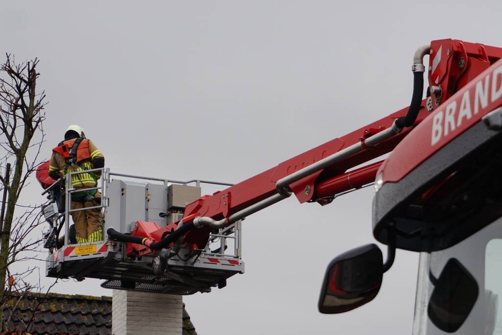 Brand in schoorsteen van woning