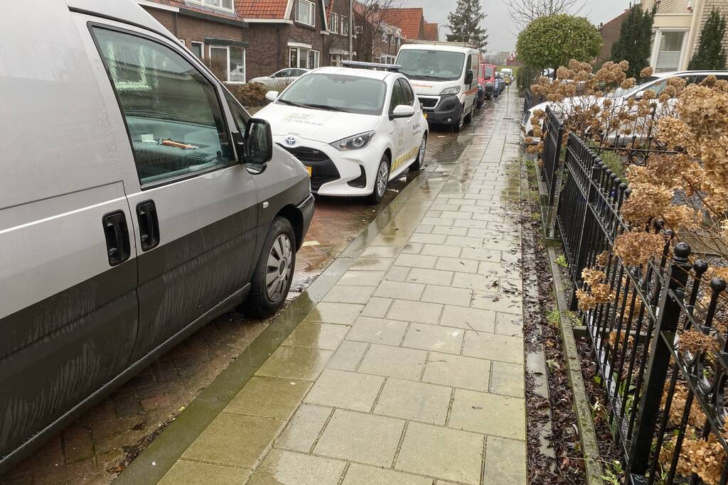 Brandweer doet onderzoek naar benzinelucht